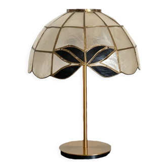 Table lamp with bi-color mother-of-pearl shade and brass foot