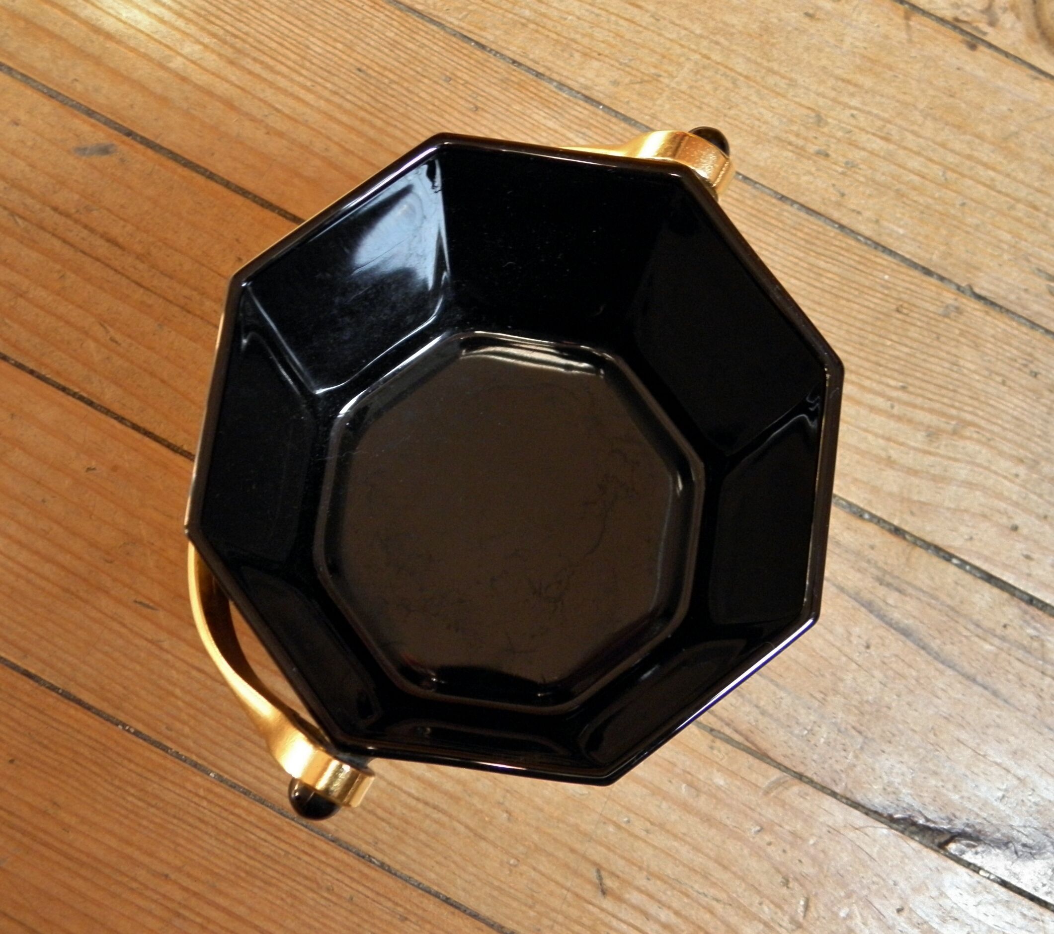 Black and gold ice bucket