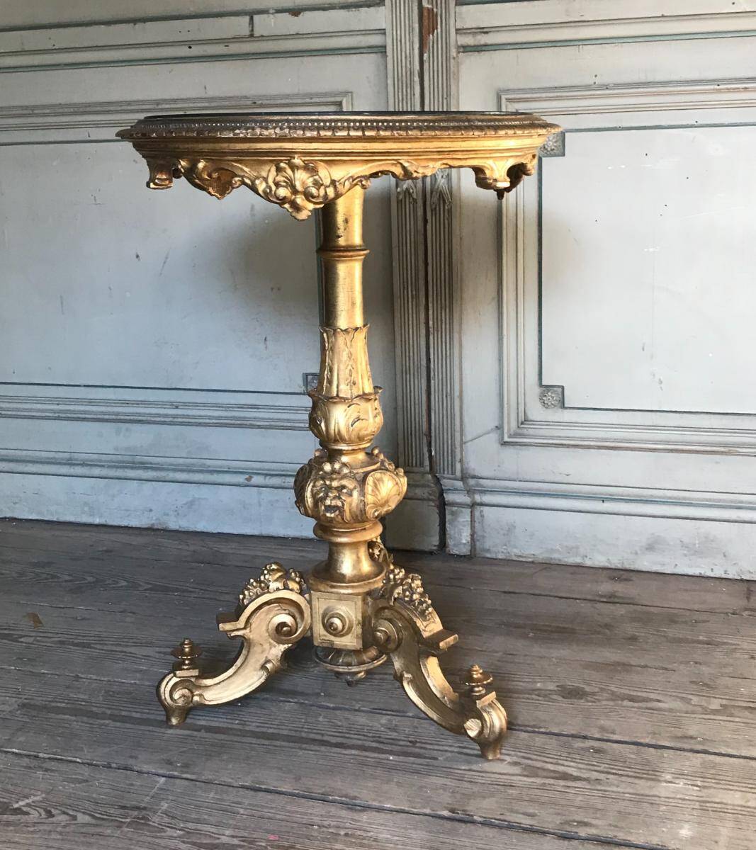 Carved gilded wooden gueridon, tabletop in marble marquetry.
