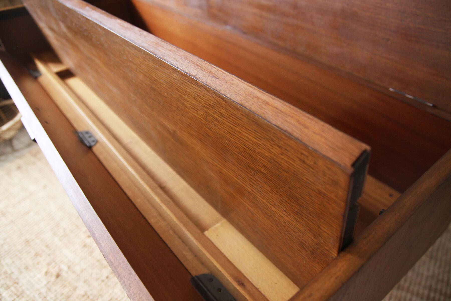 Old knitting compass feet console