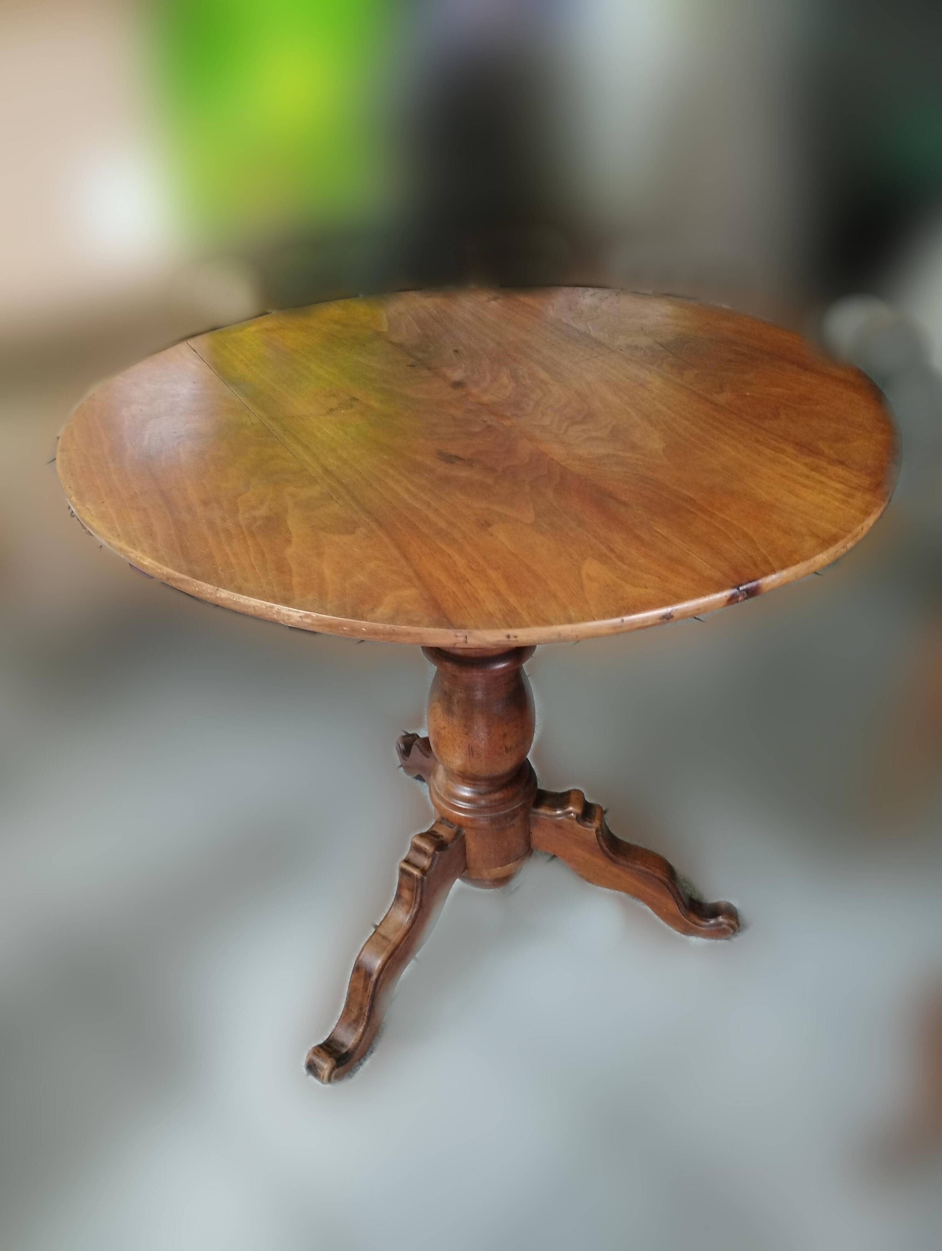 3-legged pedestal table in solid fruit wood
