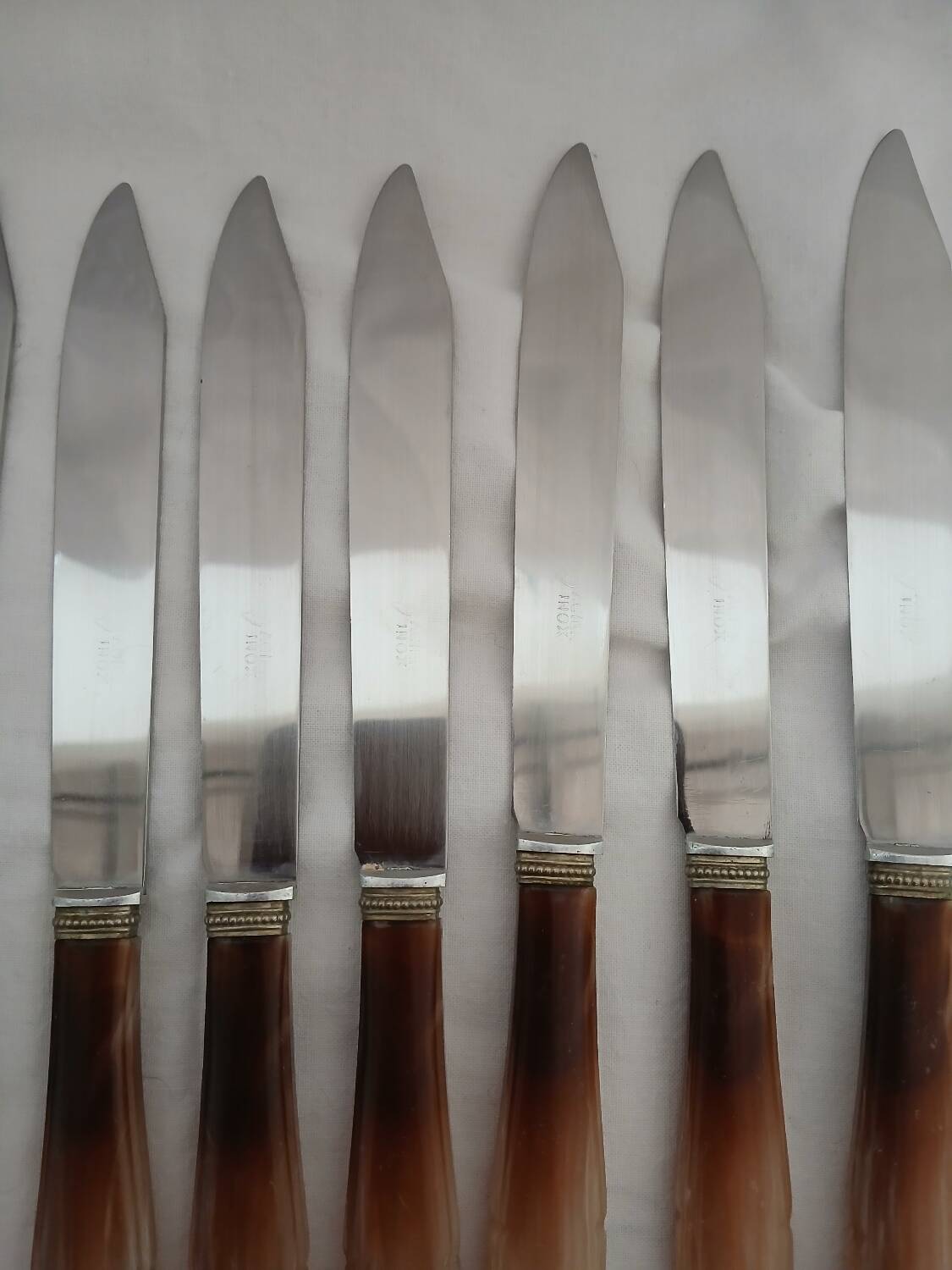 12 couteaux anciens en bakélite + inox