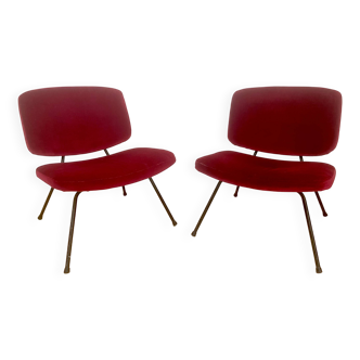 Paire de chauffeuses en velours rouge par Pierre Paulin pour Thonet.