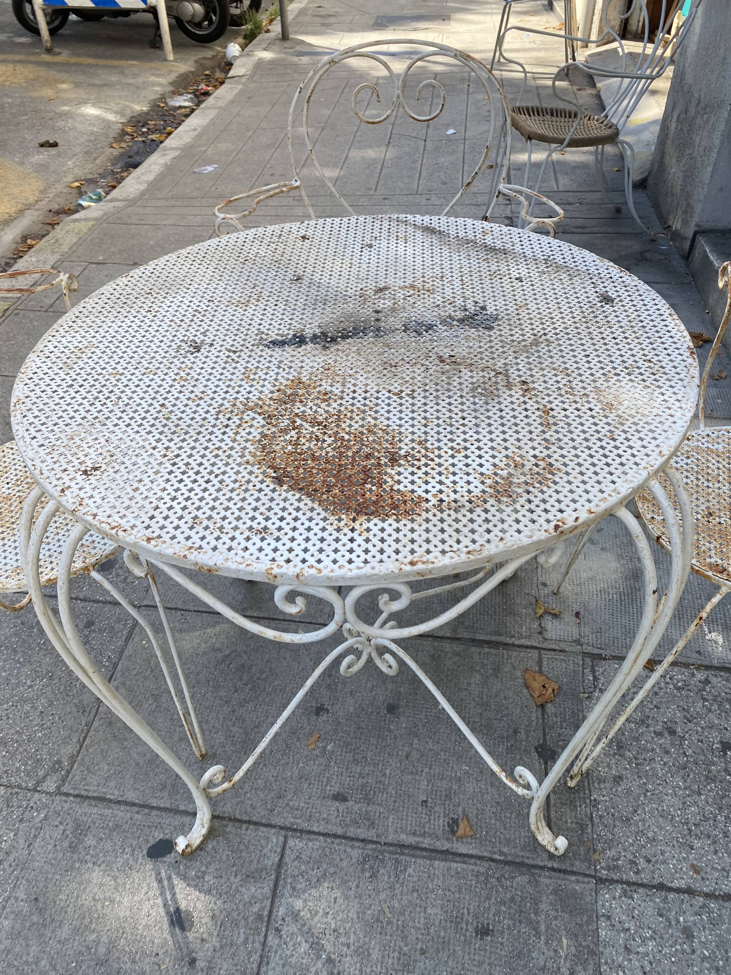 Table de jardin et 4 chaises en fer blanc