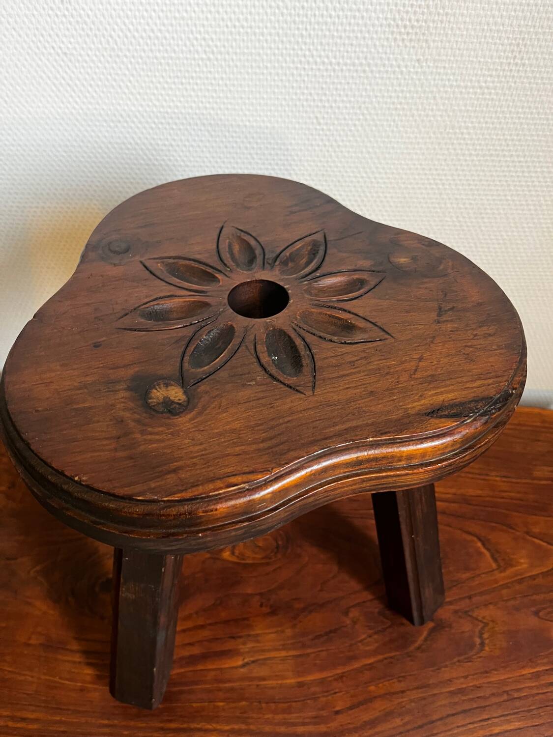 Tabouret tripode en bois sculpté
