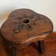Tabouret tripode en bois sculpté