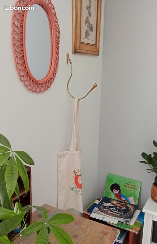 Pairs of vintage hooks in solid golden brass