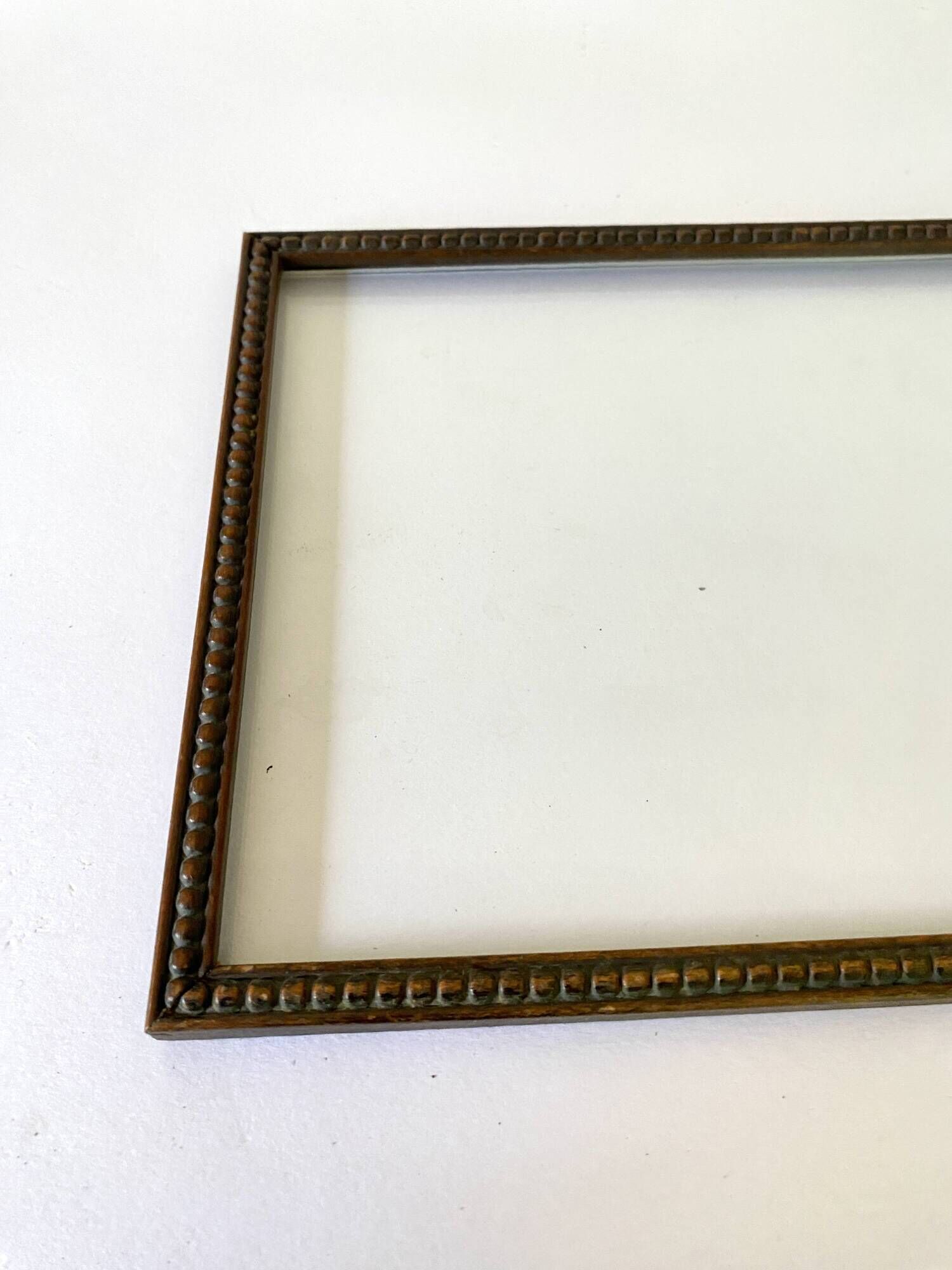 Wooden frame carved in beads, glazed, gray cardboard back and irzft paper