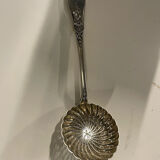 Cuillère à soupoudrer en argent massif