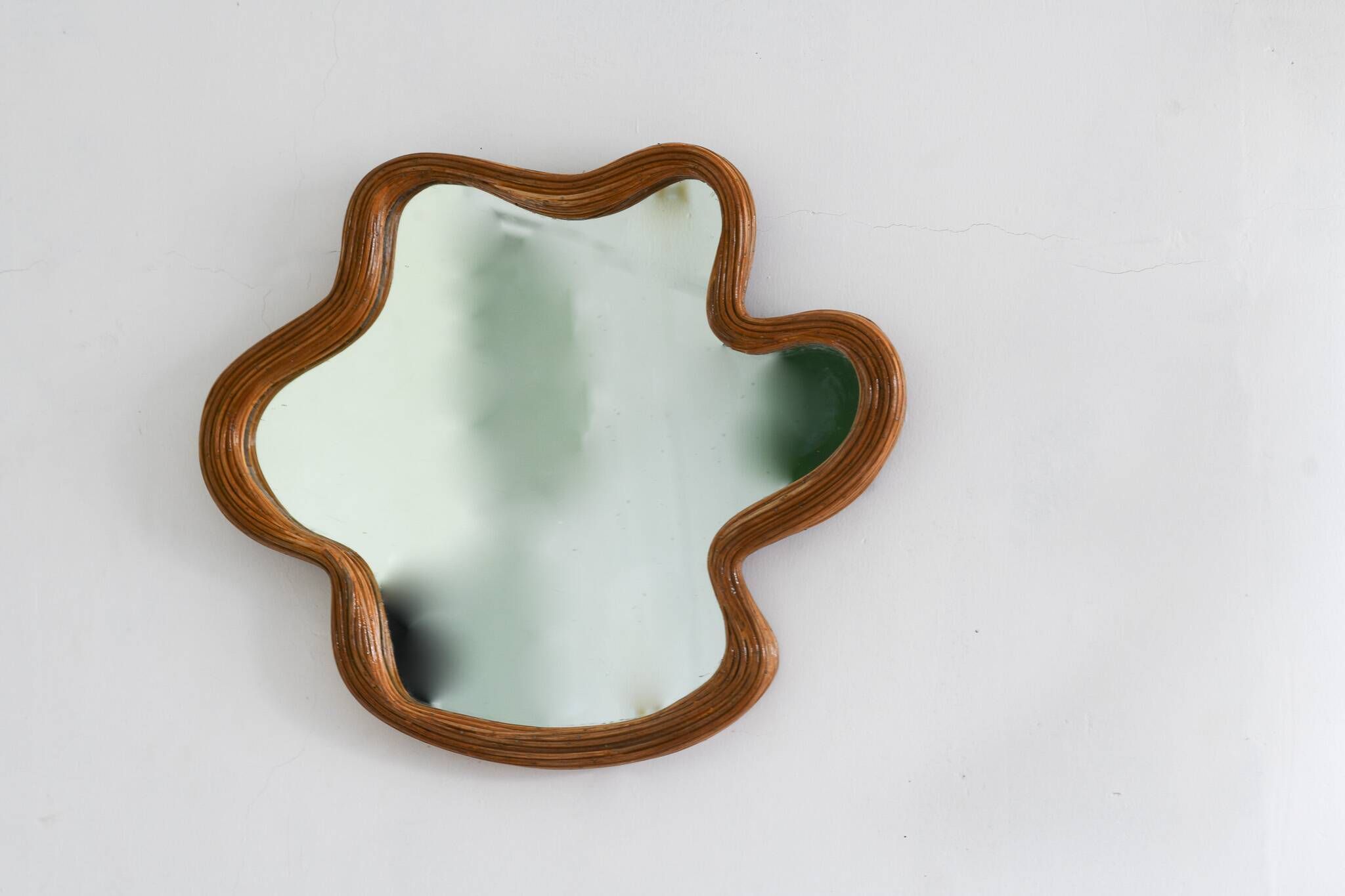 Miroir en osier de forme oranique