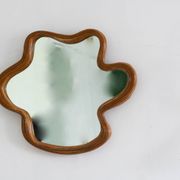 Miroir en osier de forme oranique