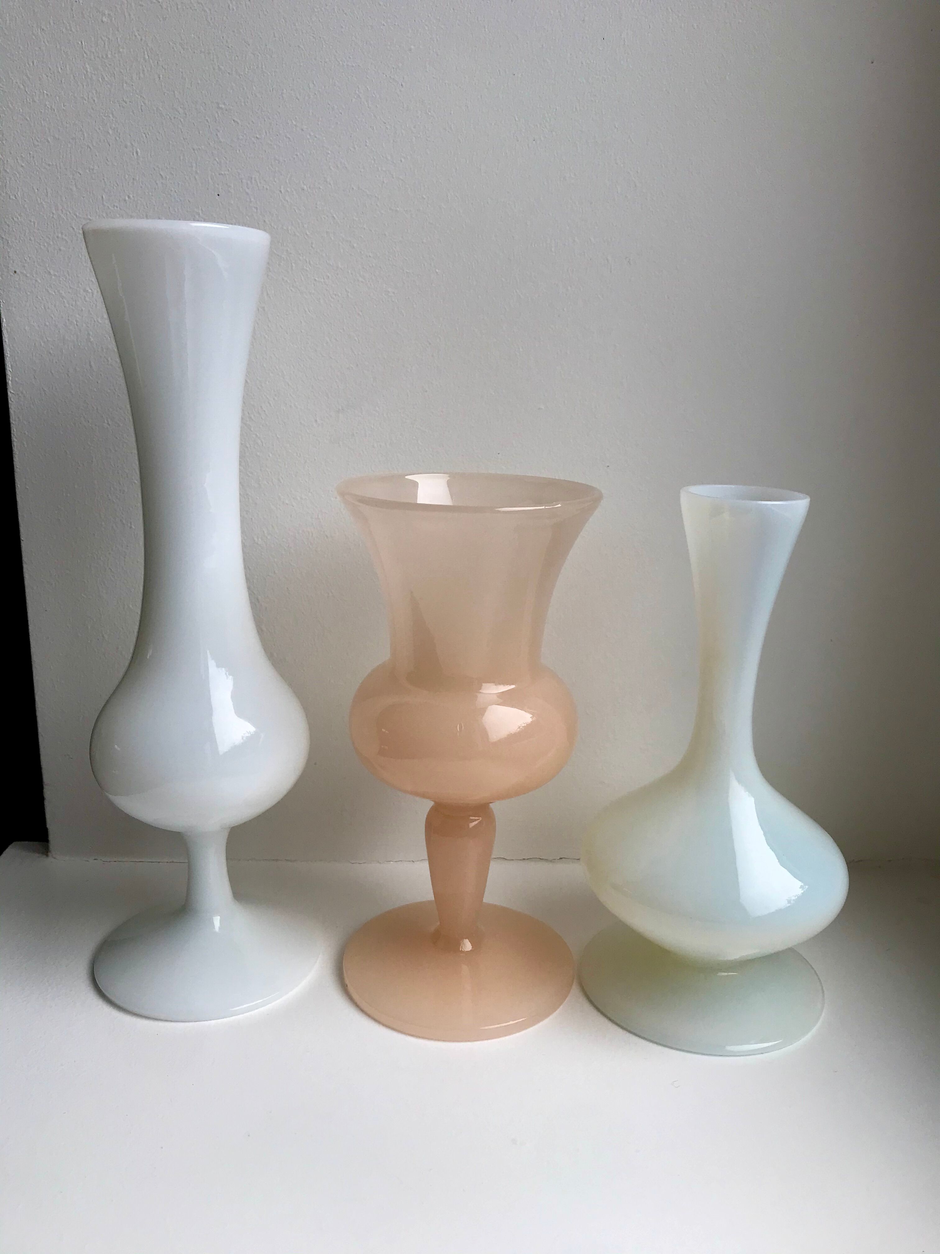 Vase en opaline rose pâle années 50-60