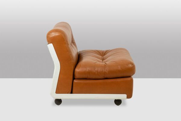 Mario Bellini, pour B&B  Fauteuil chauffeuse Amanta en cuir. Vers 1970