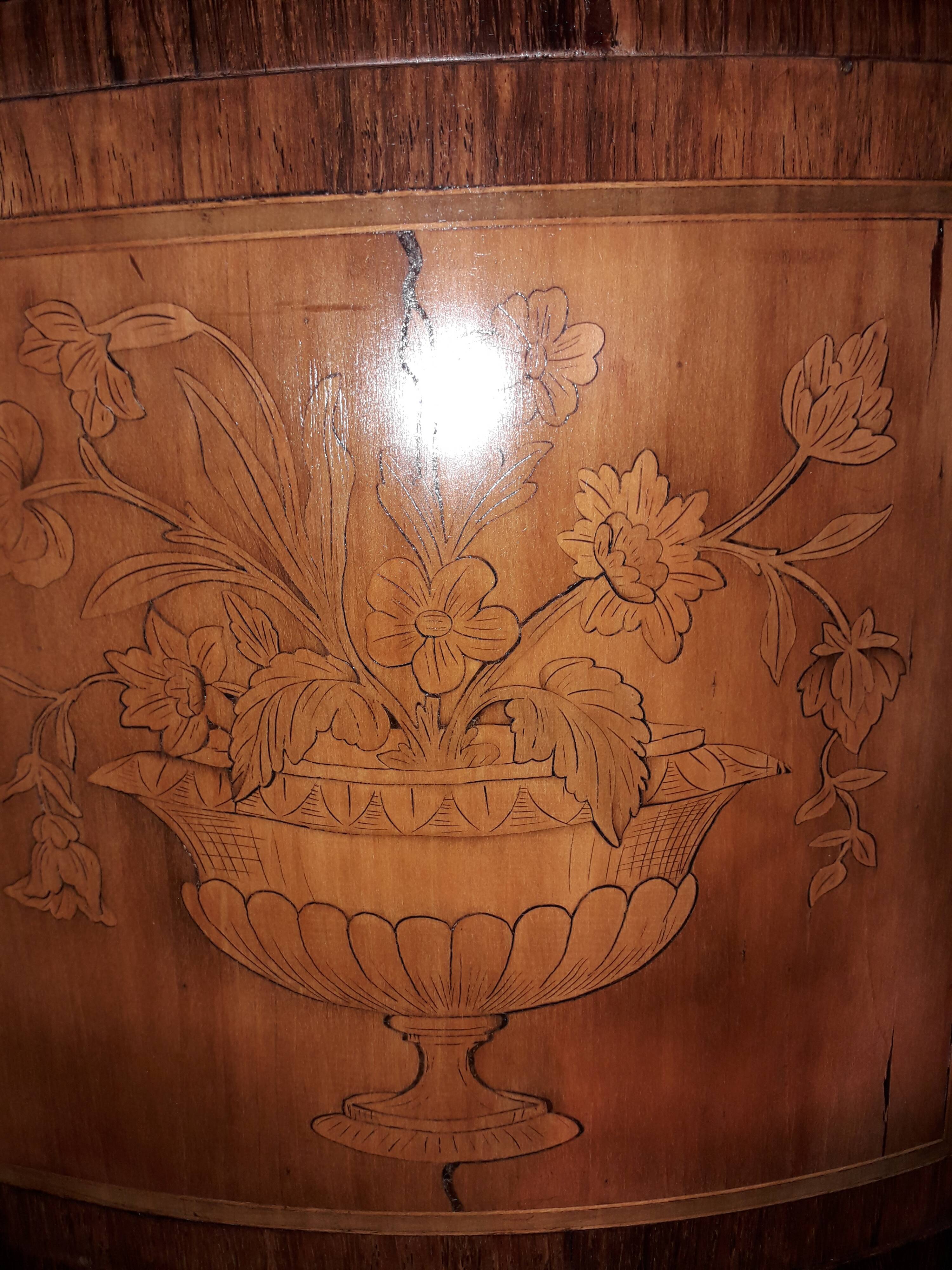 Commode demi-lune en marquetterie