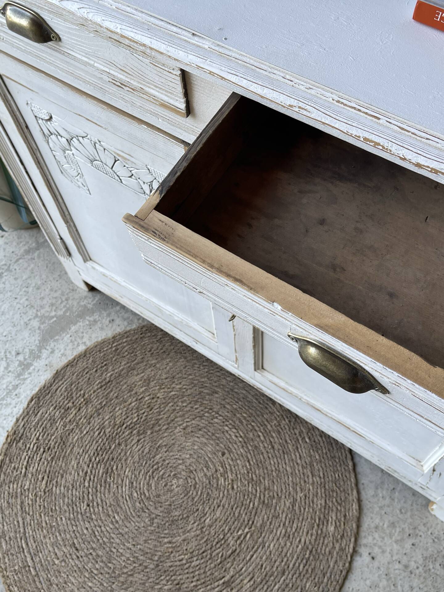 Buffet painted