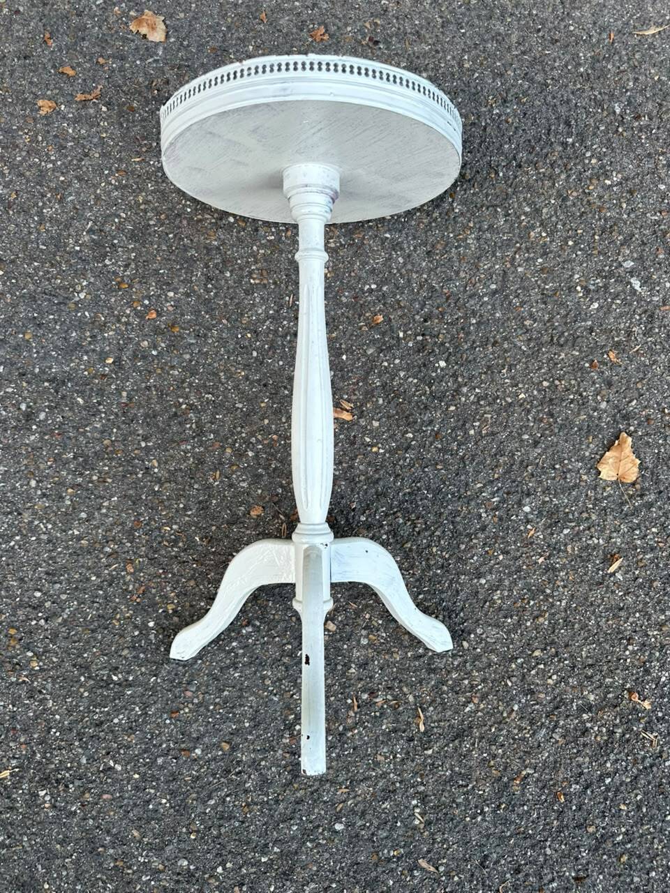 White tripod gueridon in Louis XVI style with a mirrored top, 1970.