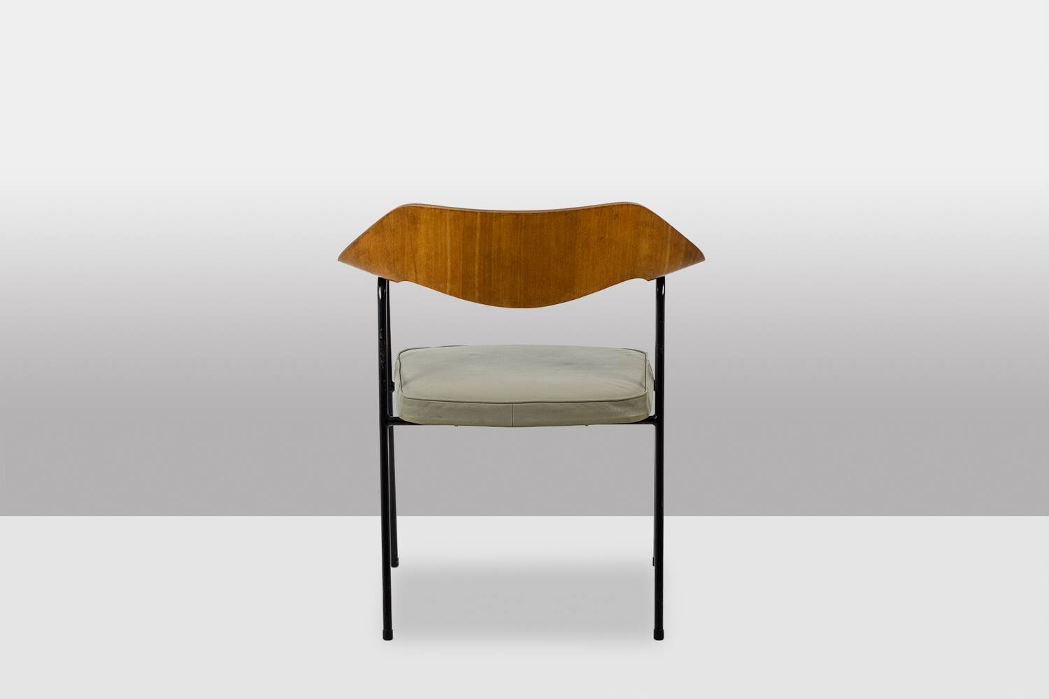 Robin Day. Thermoformed wooden office chair. Airborne circa 1950-60