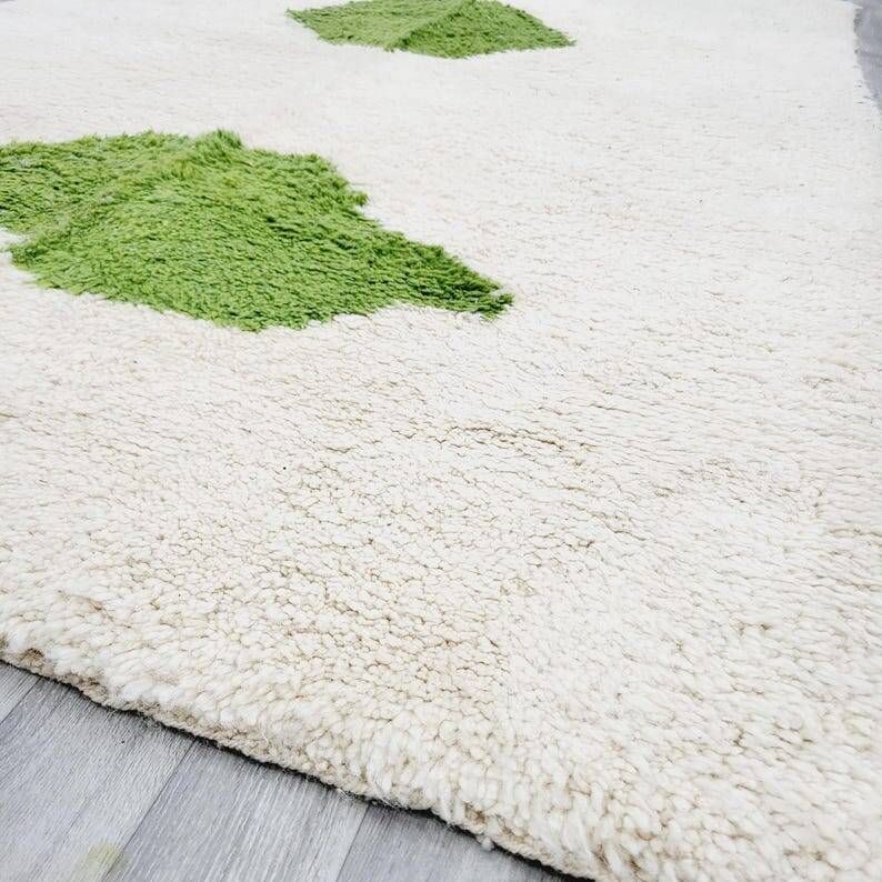 Handmade pure wool Moroccan rug in green and white, 1.5/2.5 m.