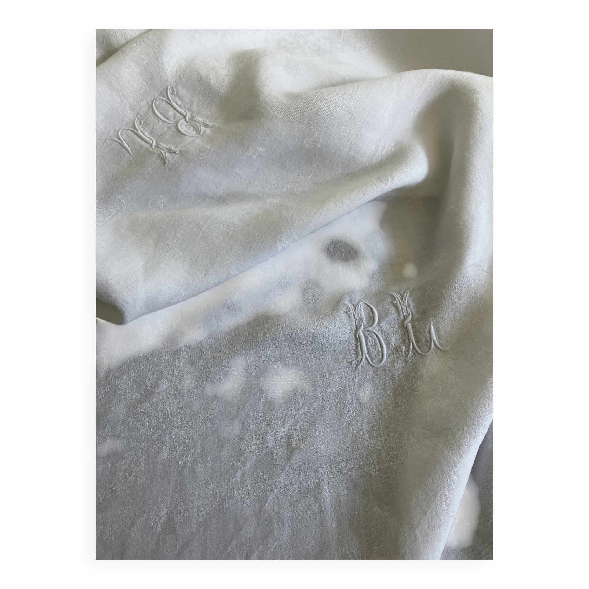 Nappe damassée, double monogramme