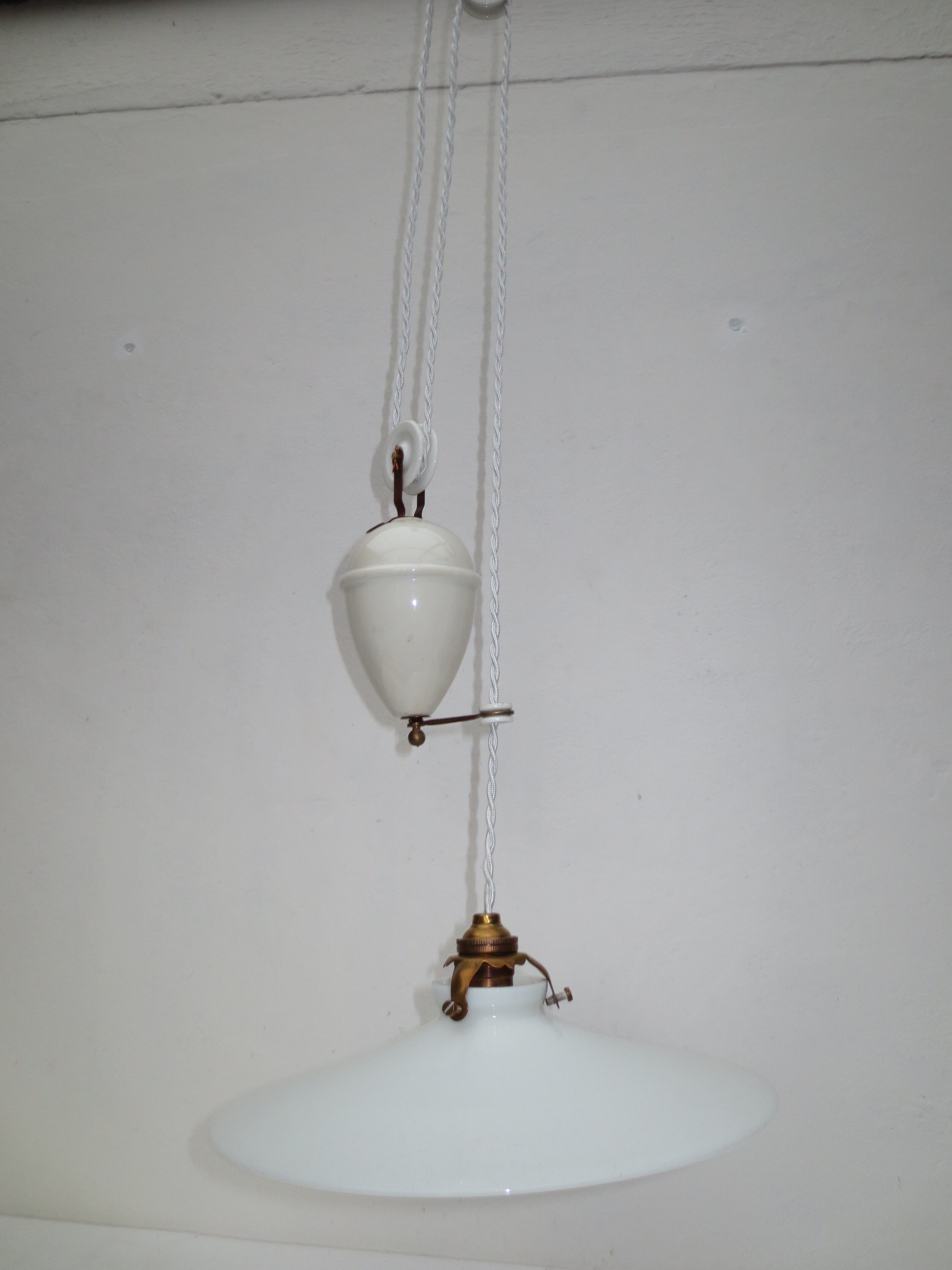 Suspension dit monte et baisse en porcelaine et opaiine blanche