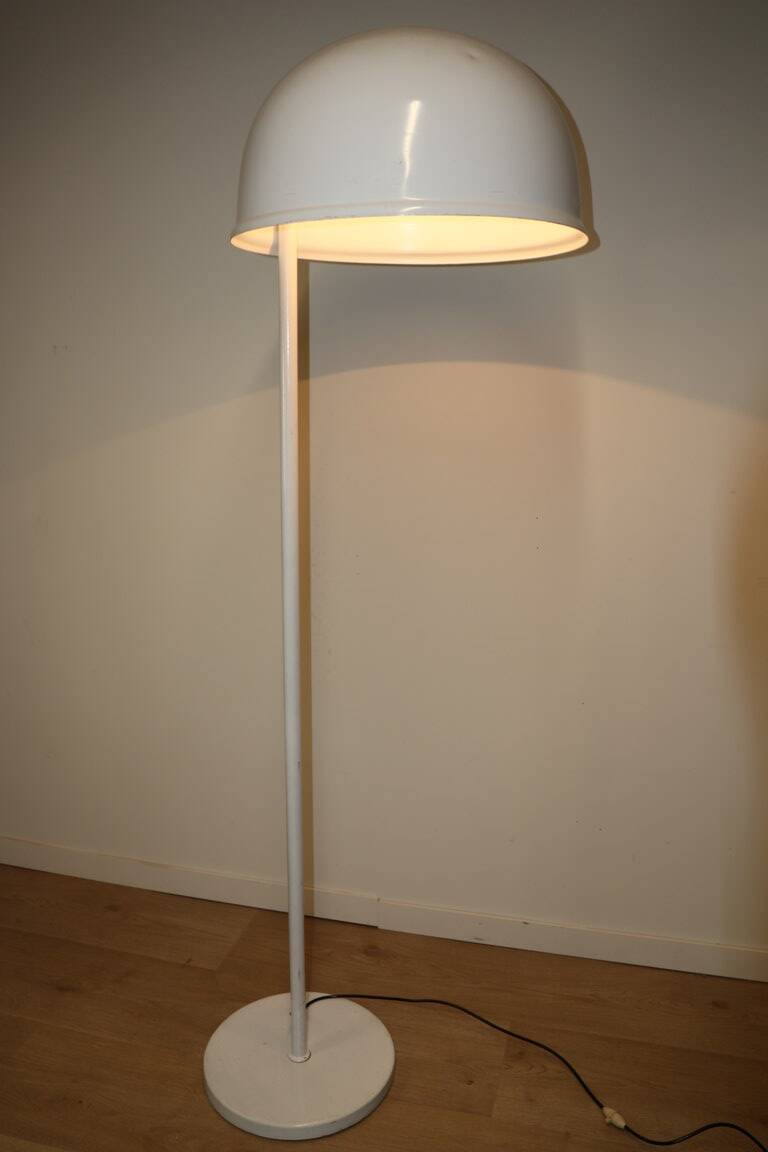 Vintage floor lamp in white lacquered metal, 1970