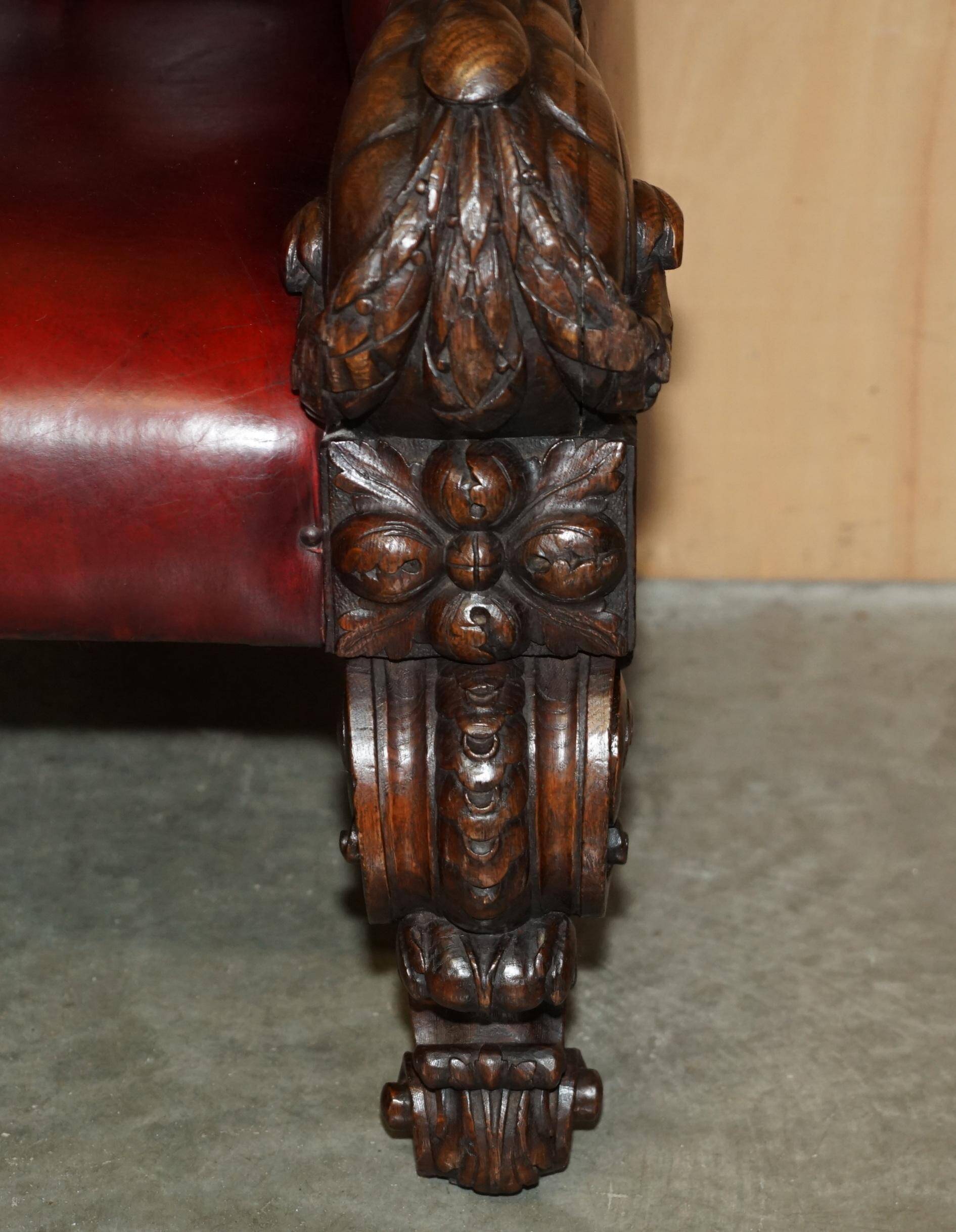 Canapé Chesterfield victorien en cuir avec têtes de lion sculptées