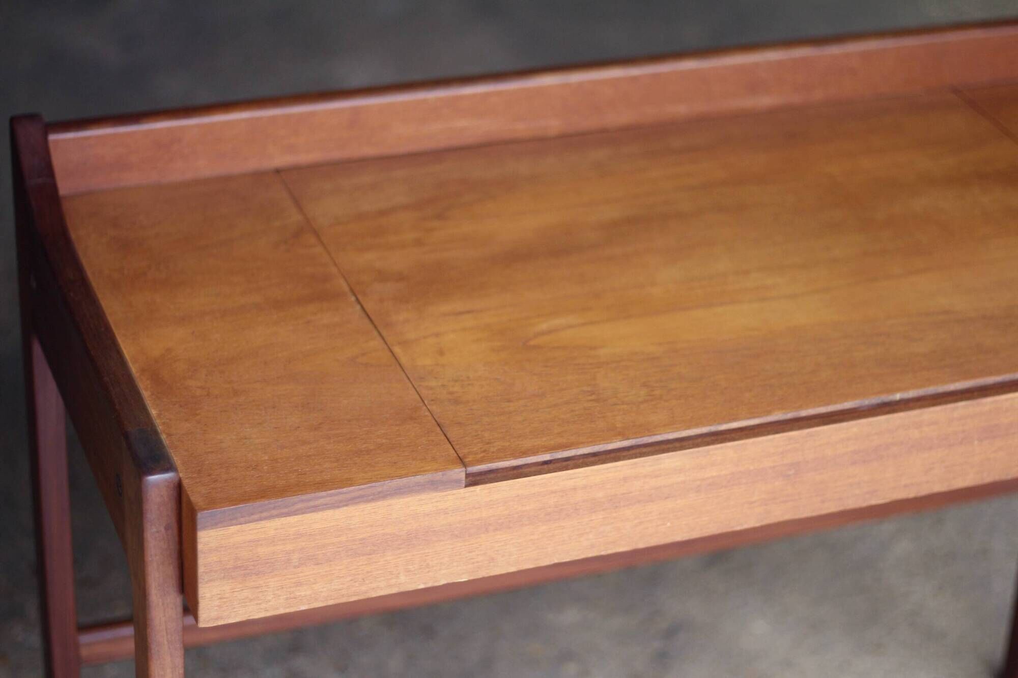 Succession LACOSTE: Scandinavian teak desk hairdresser (1960s).