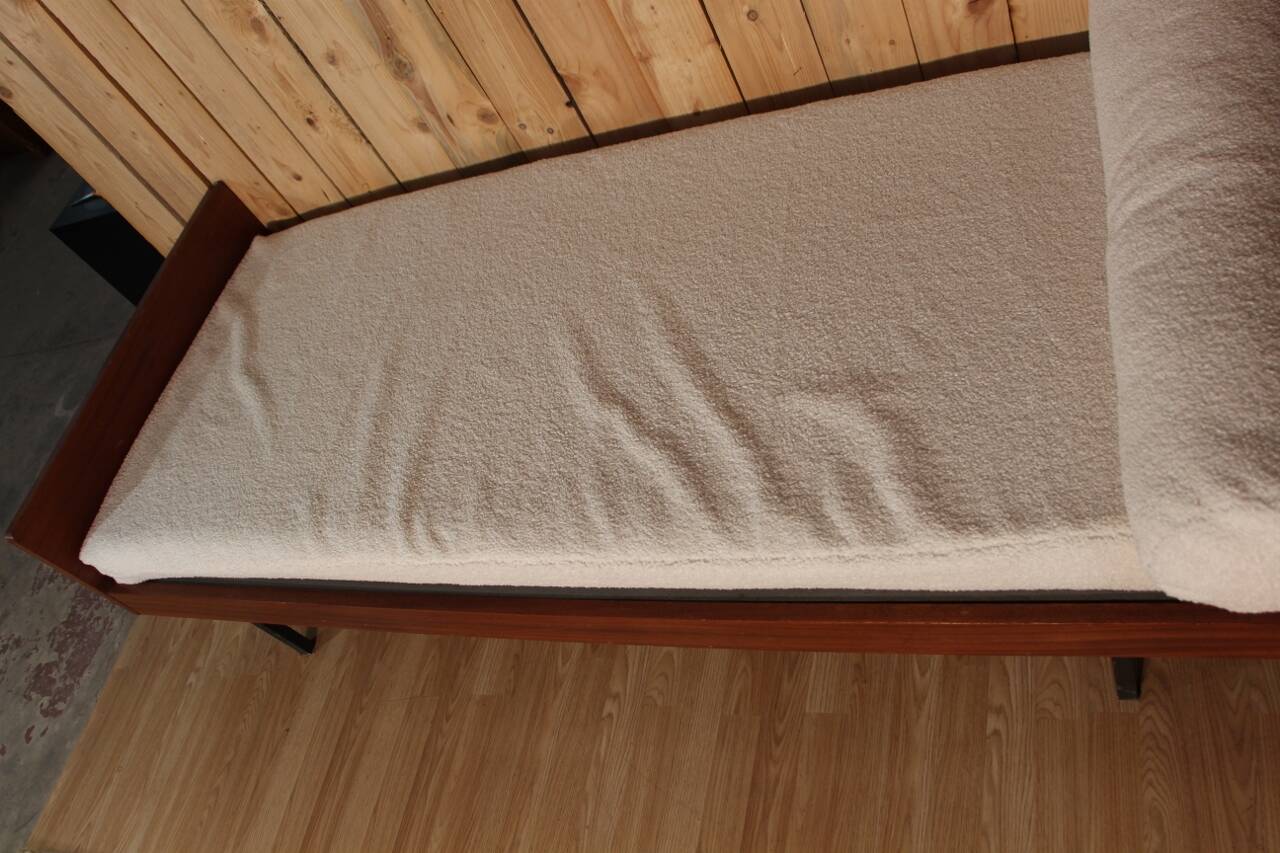 LC5 daybed model by Pierre Guariche