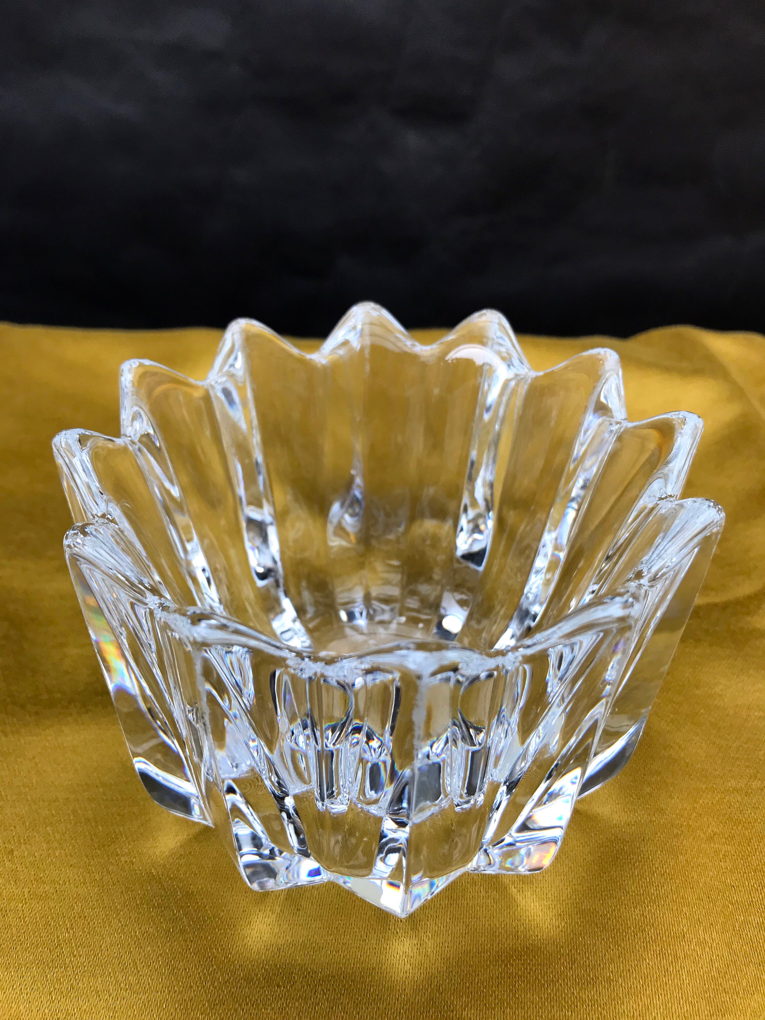 Small tulip pocket or signed crystal baguier, Scandinavian design by Jan Johanson Orrefors