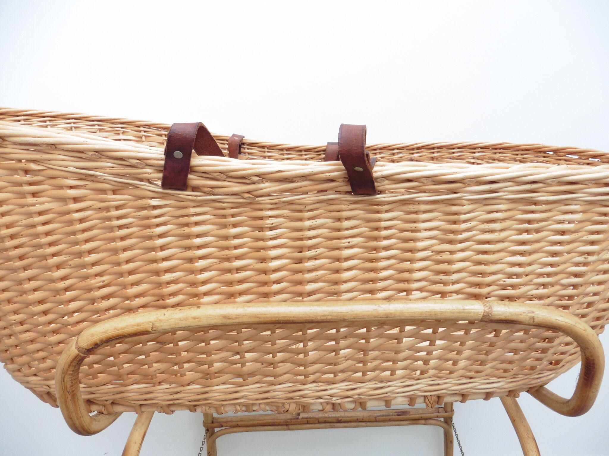 Basket Wicker on support