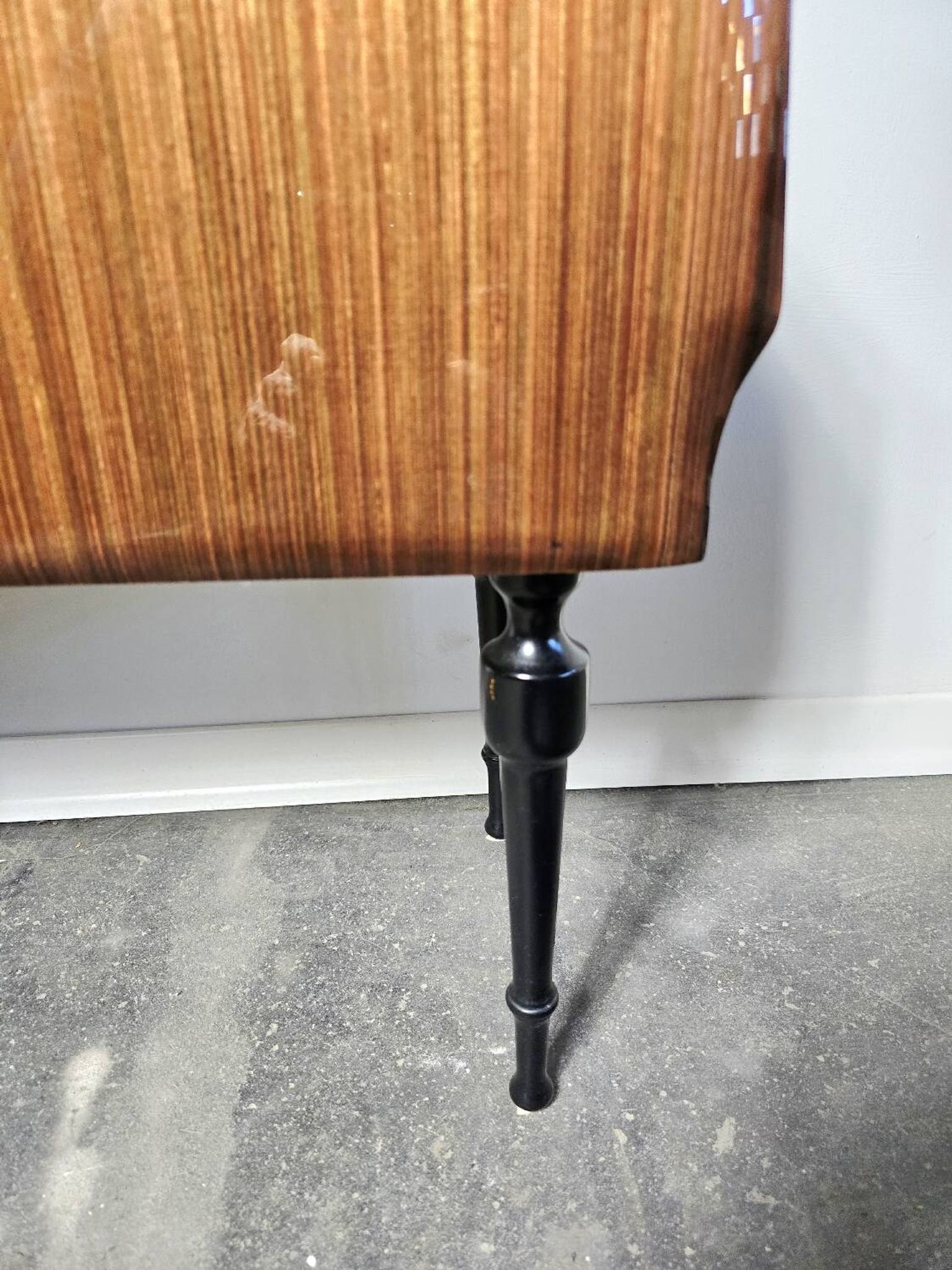 Table de chevet italienne des années 80 avec plateau en verre