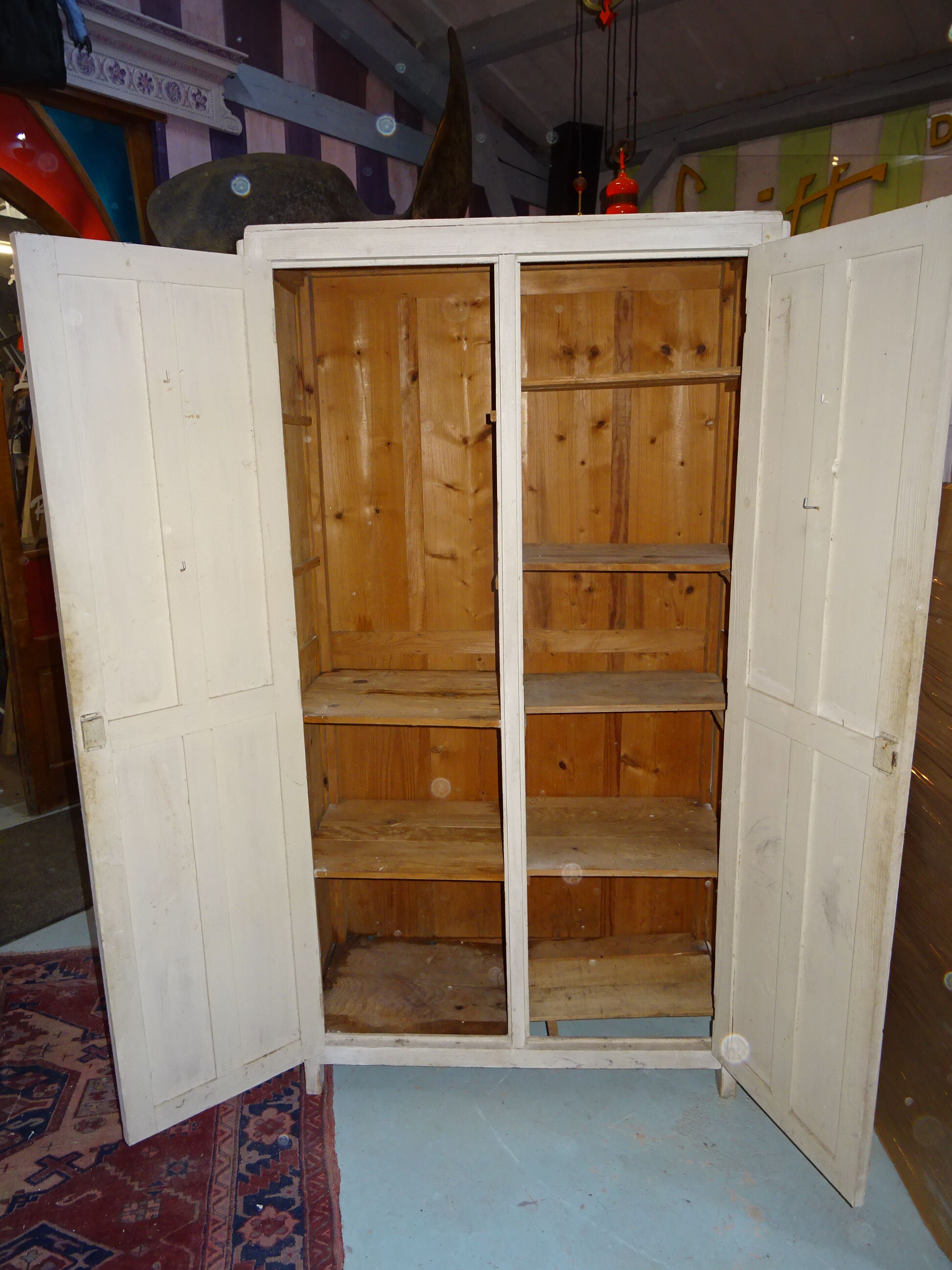 Armoire parisienne blanche