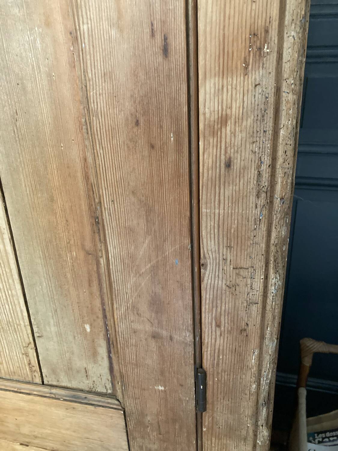 Armoire en bois brut massif