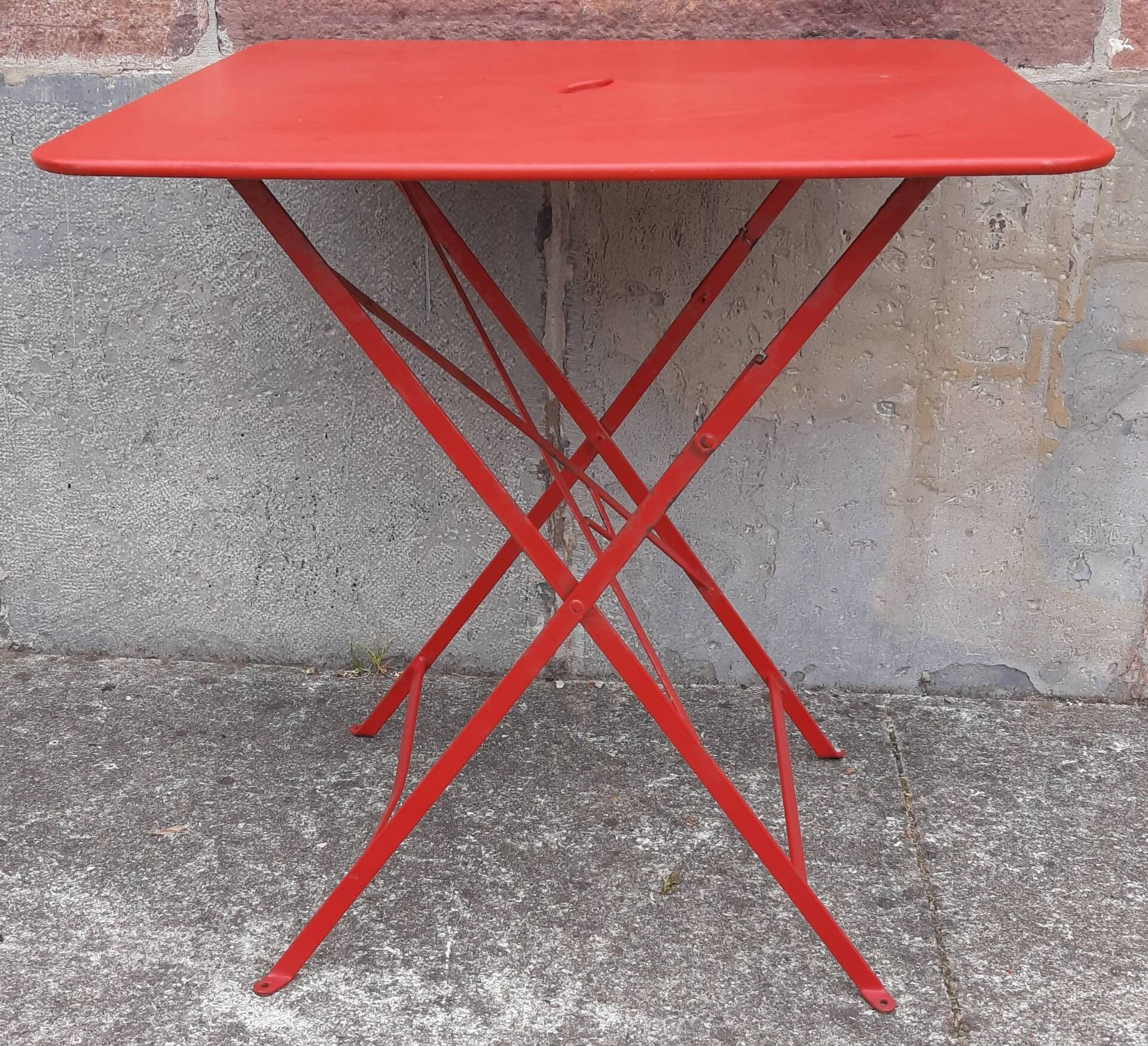 Folding bistro or garden table, made of metal. (Individually or in sets)