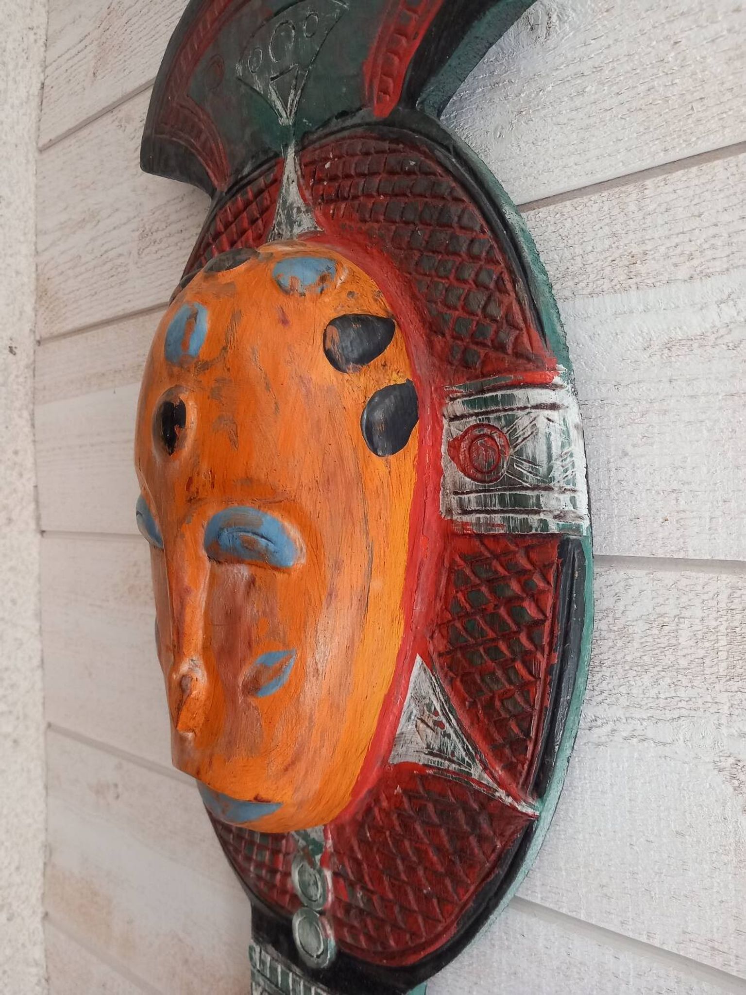 Masque tribal en bois coloré