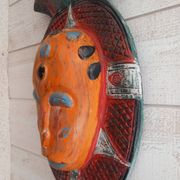 Masque tribal en bois coloré