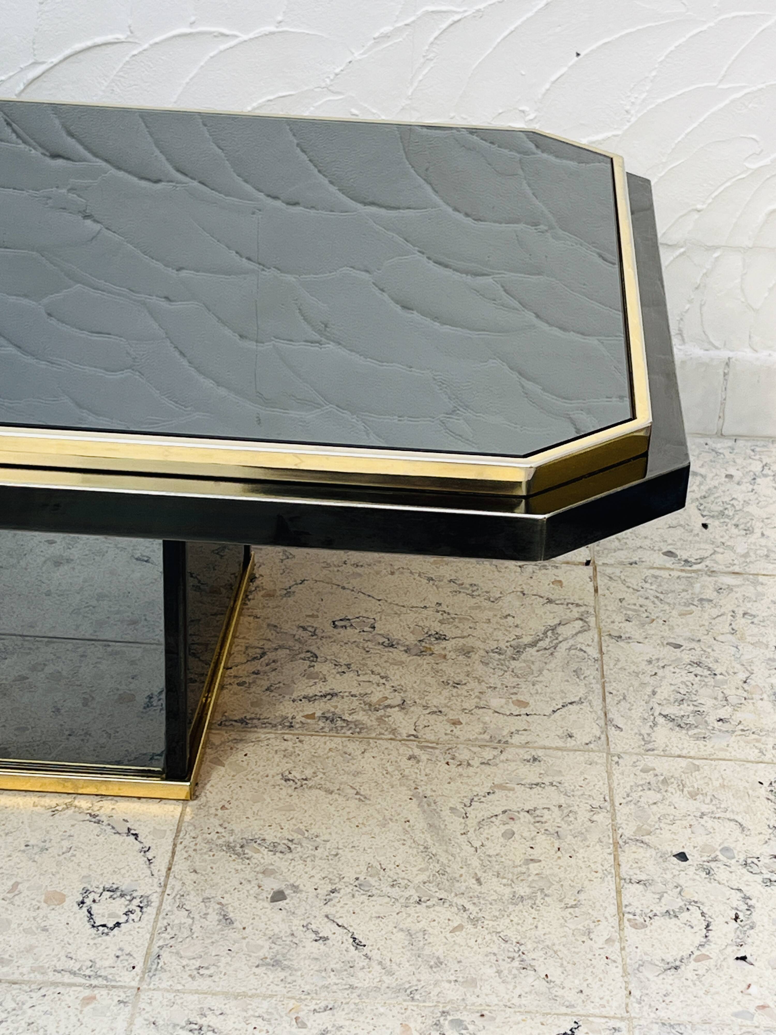 Table basse bicolore en laiton et miroir noir par Fedam