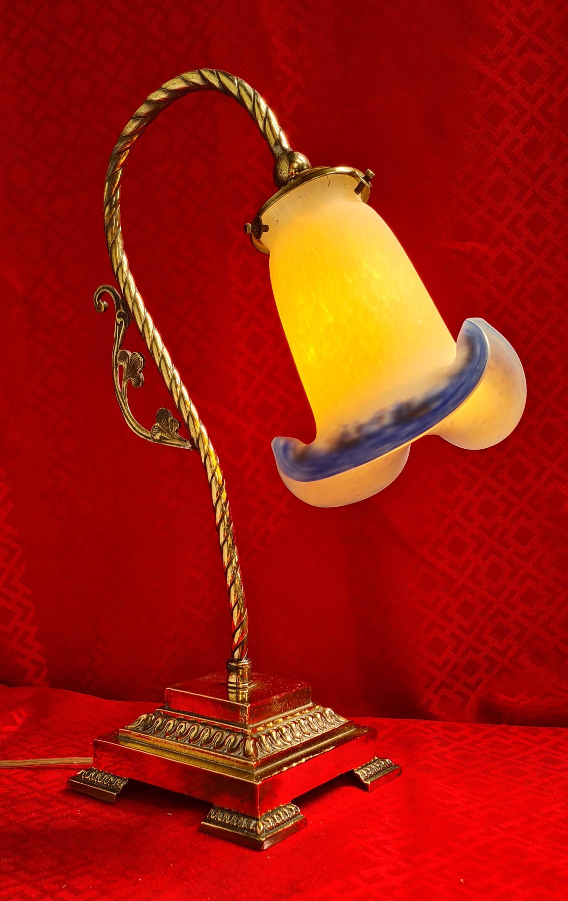 Art deco bronze lamp and its white and blue glass paste tulip 40x30