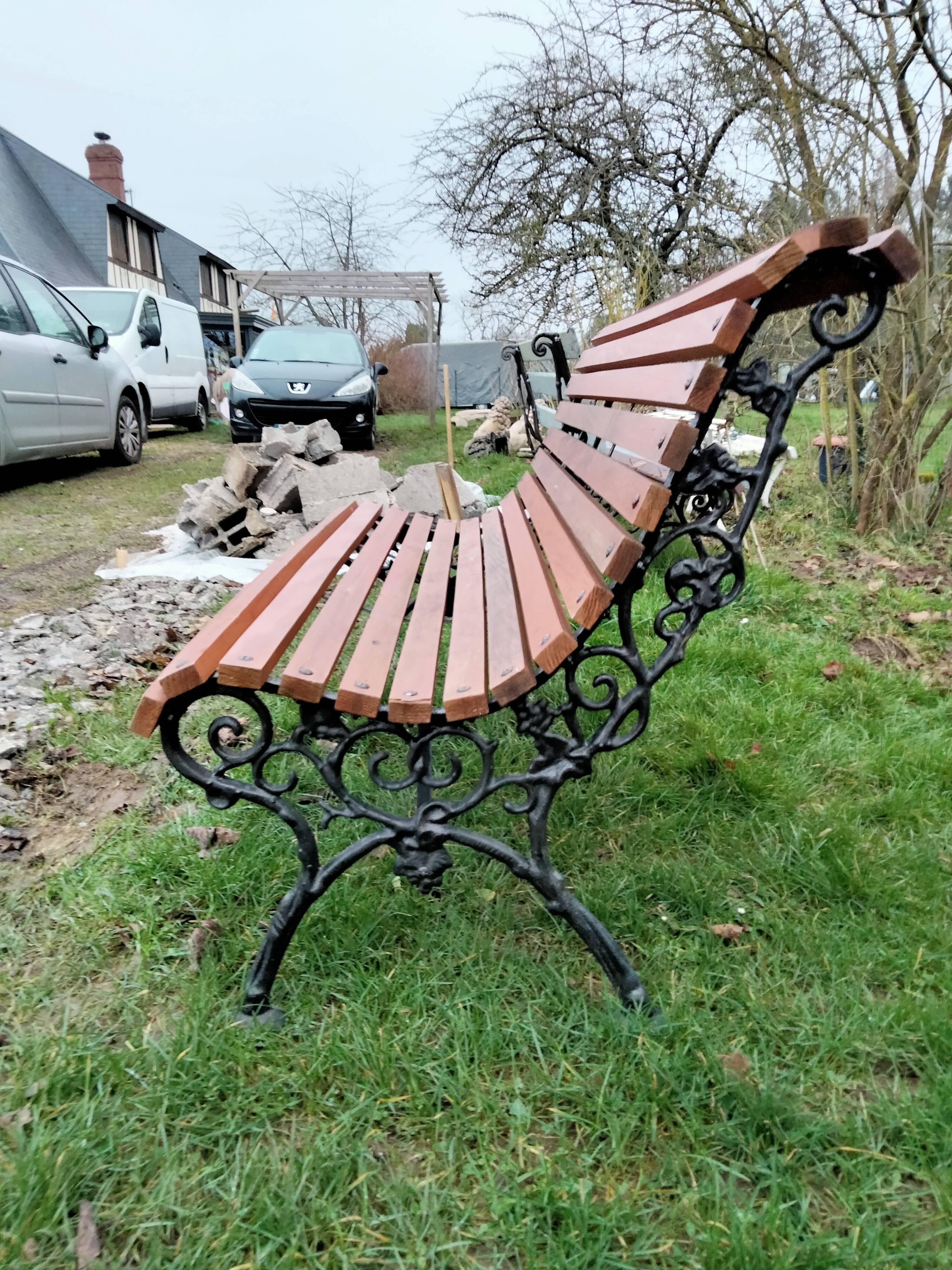 Old garden bench with vintage cast iron legs xxeme