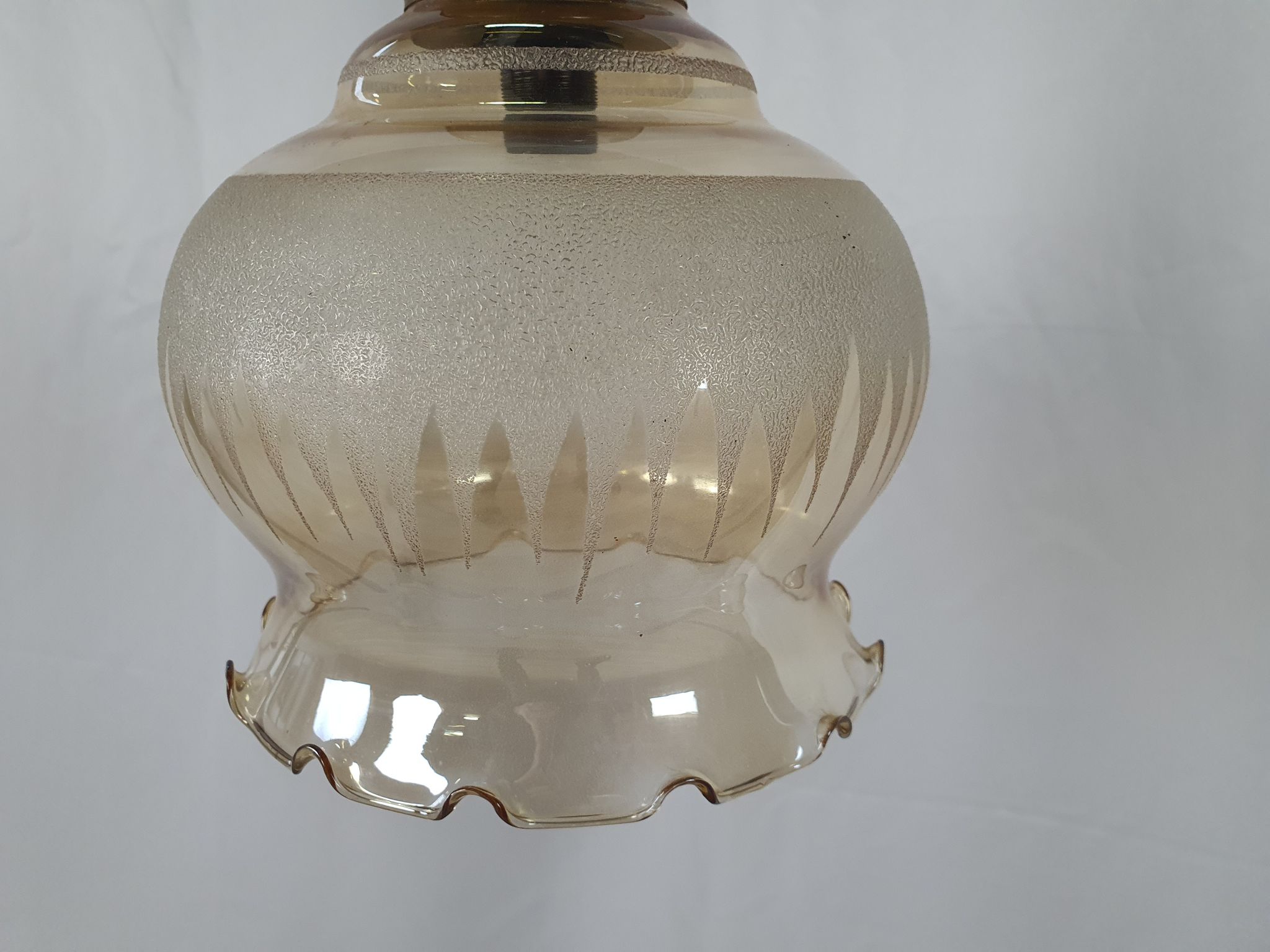 Lustre en verre travaillé et laiton
