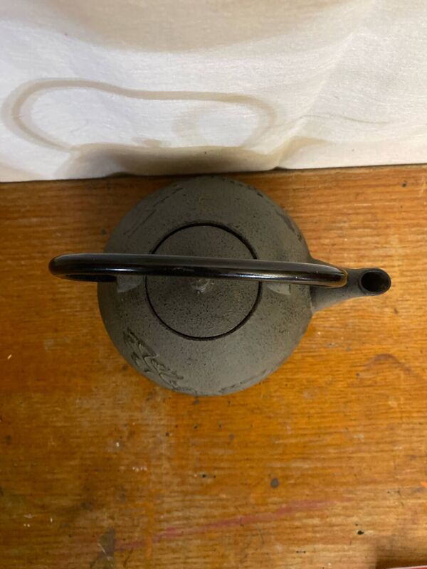 Bouilloire théière japonaise ancienne en fonte noire décor fleurs