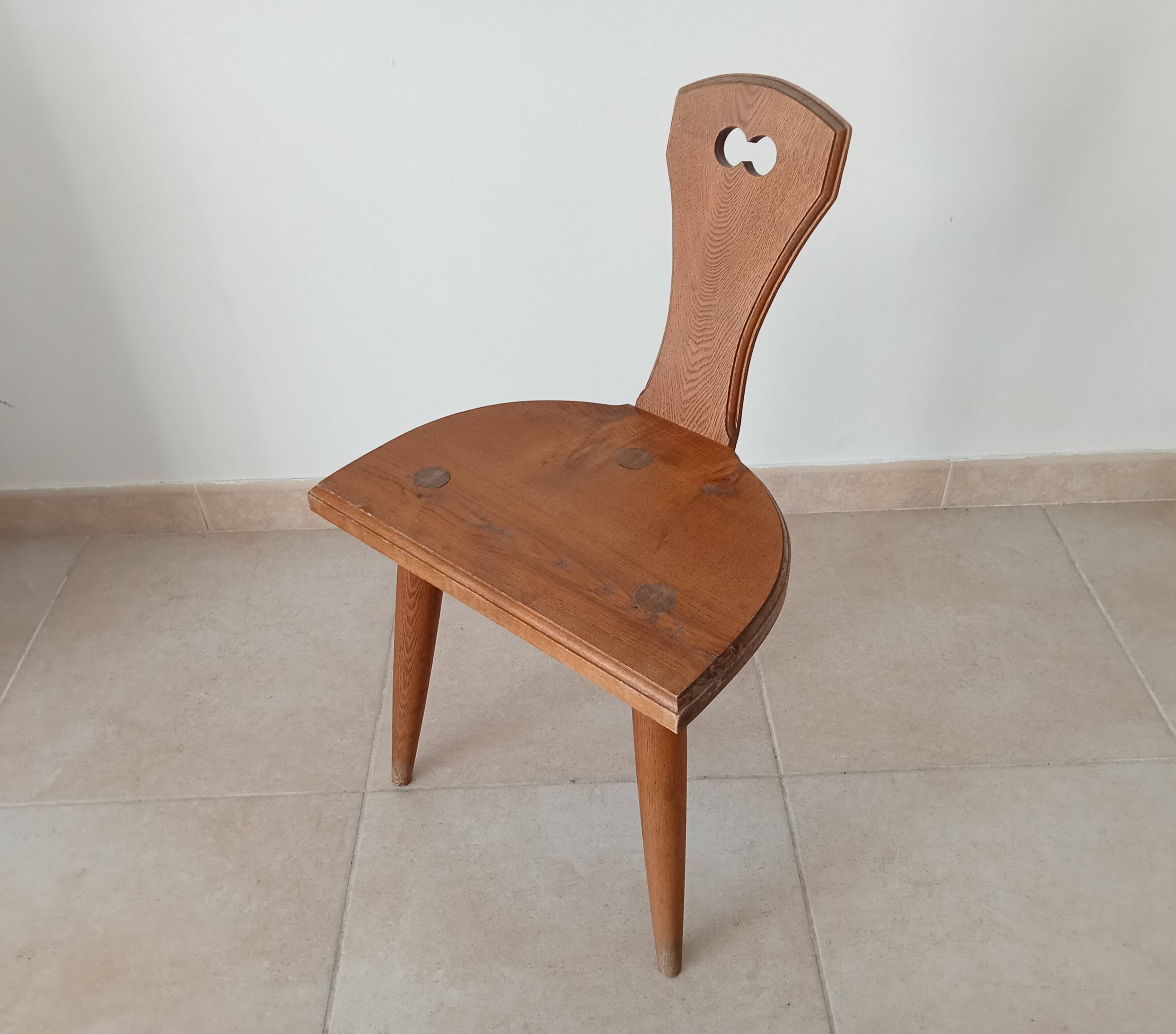 Low brutalist tripod chair in solid oak from the 1960s.