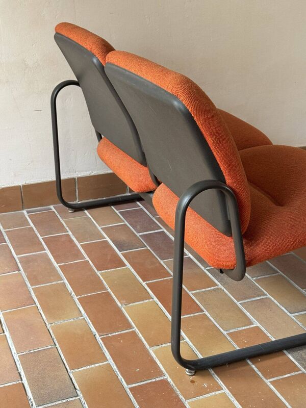 Banquette Strafor 2 places, lainage orange et piétement luge, années 70