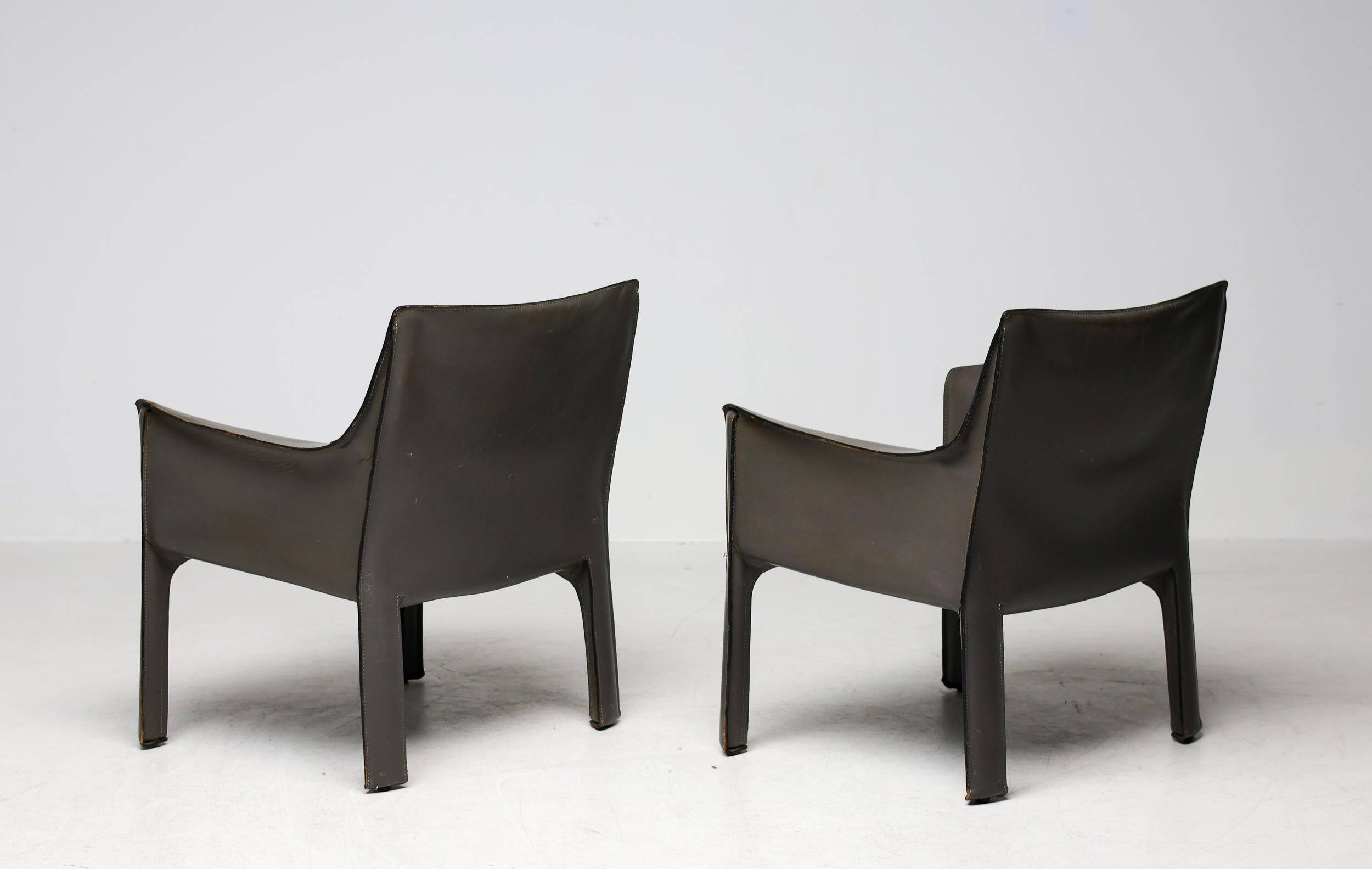 Pair of Cassina Cab 414 sun loungers in grey elephant skin by Mario Bellini.
