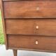 Chiffonnier à 6 tiroirs en bois et laiton