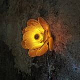 Applique murale fleur composée de pétales en rotin et raphia