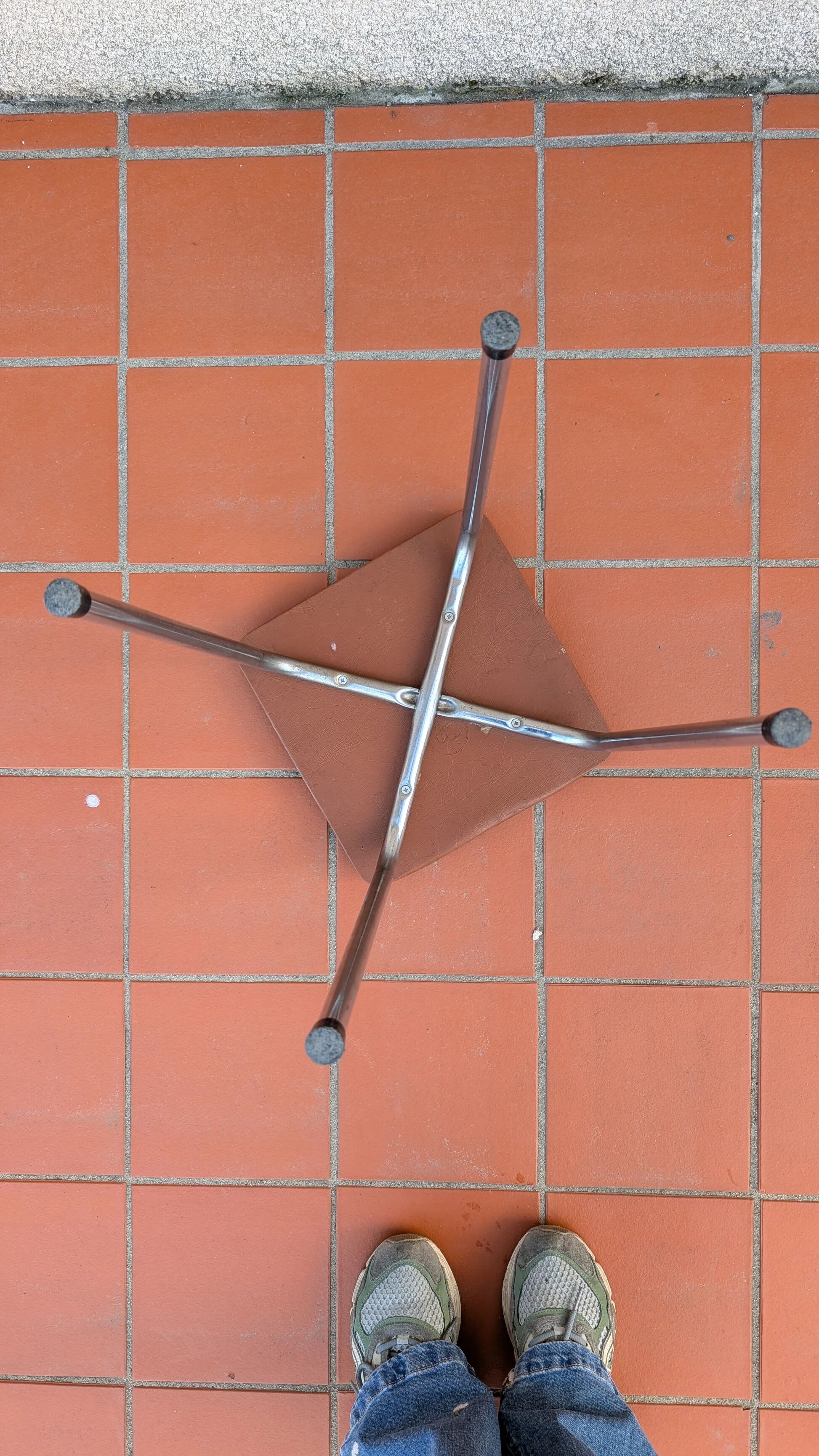 Tabouret dessus en skaï