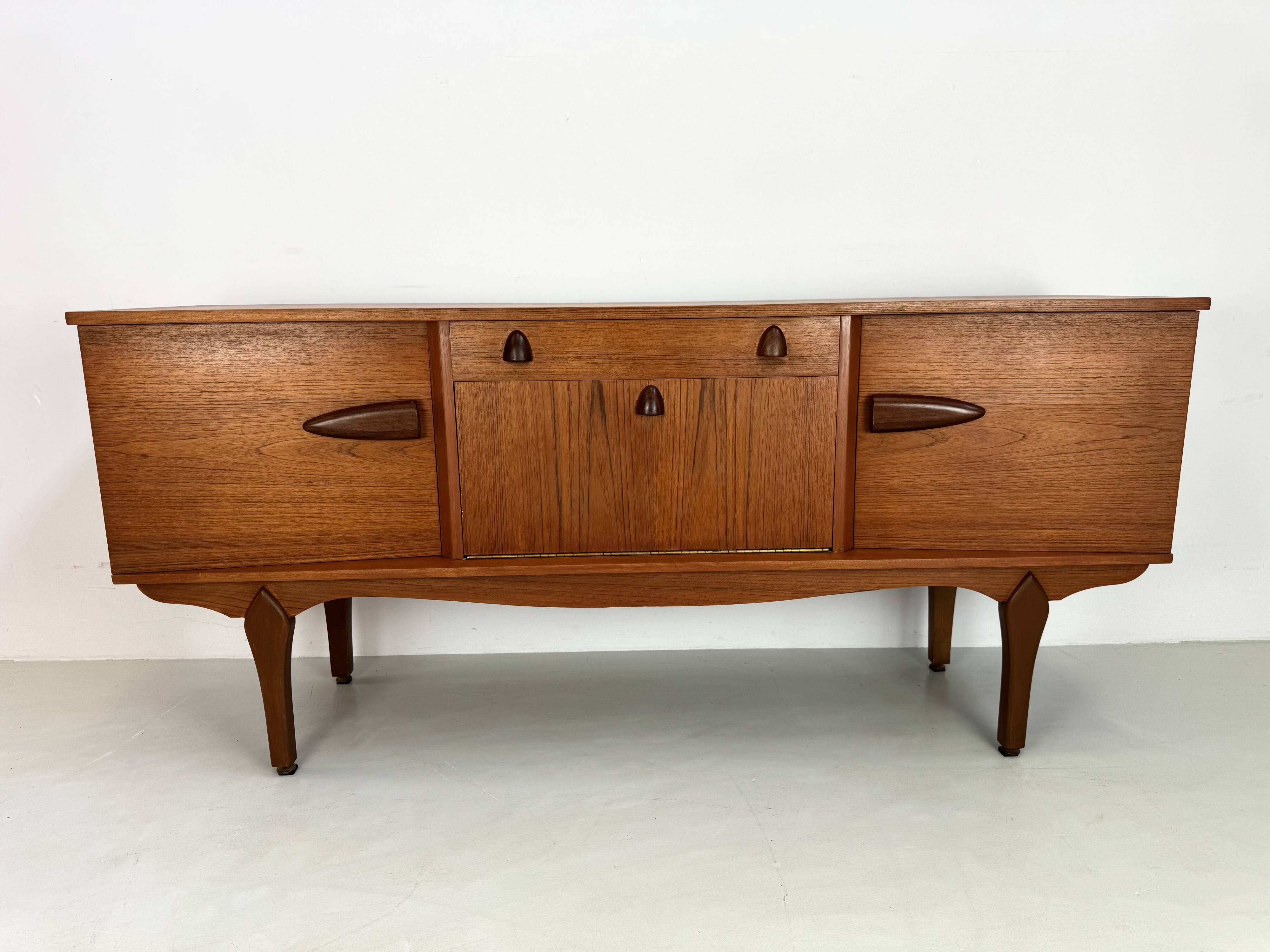 Buffet unique de style art déco des années 60 avec poignées en palissandre.