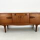 Buffet unique de style art déco des années 60 avec poignées en palissandre.