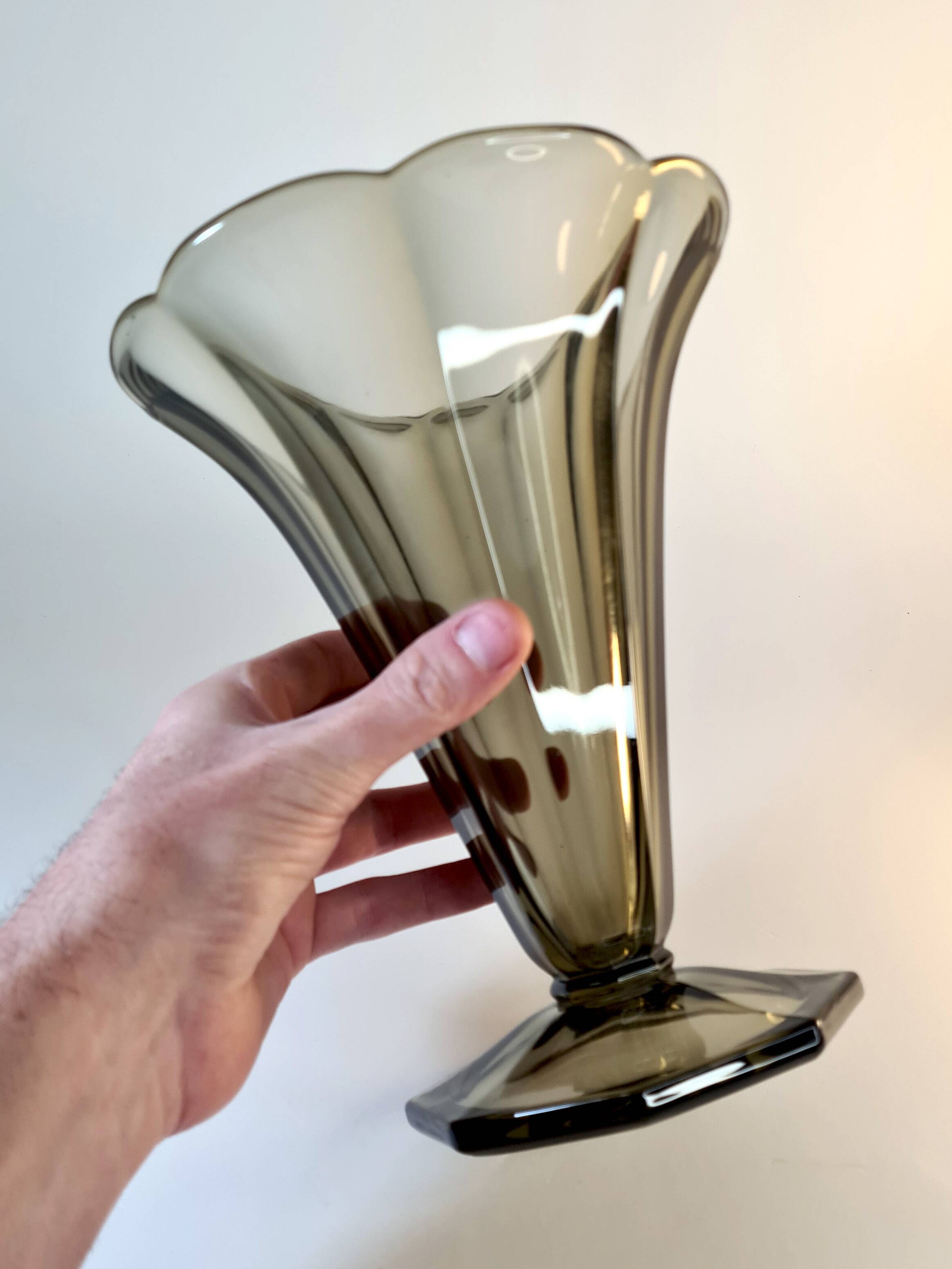 Art Deco tulip vase in smoked glass – Czechoslovak elegance 🇨🇿